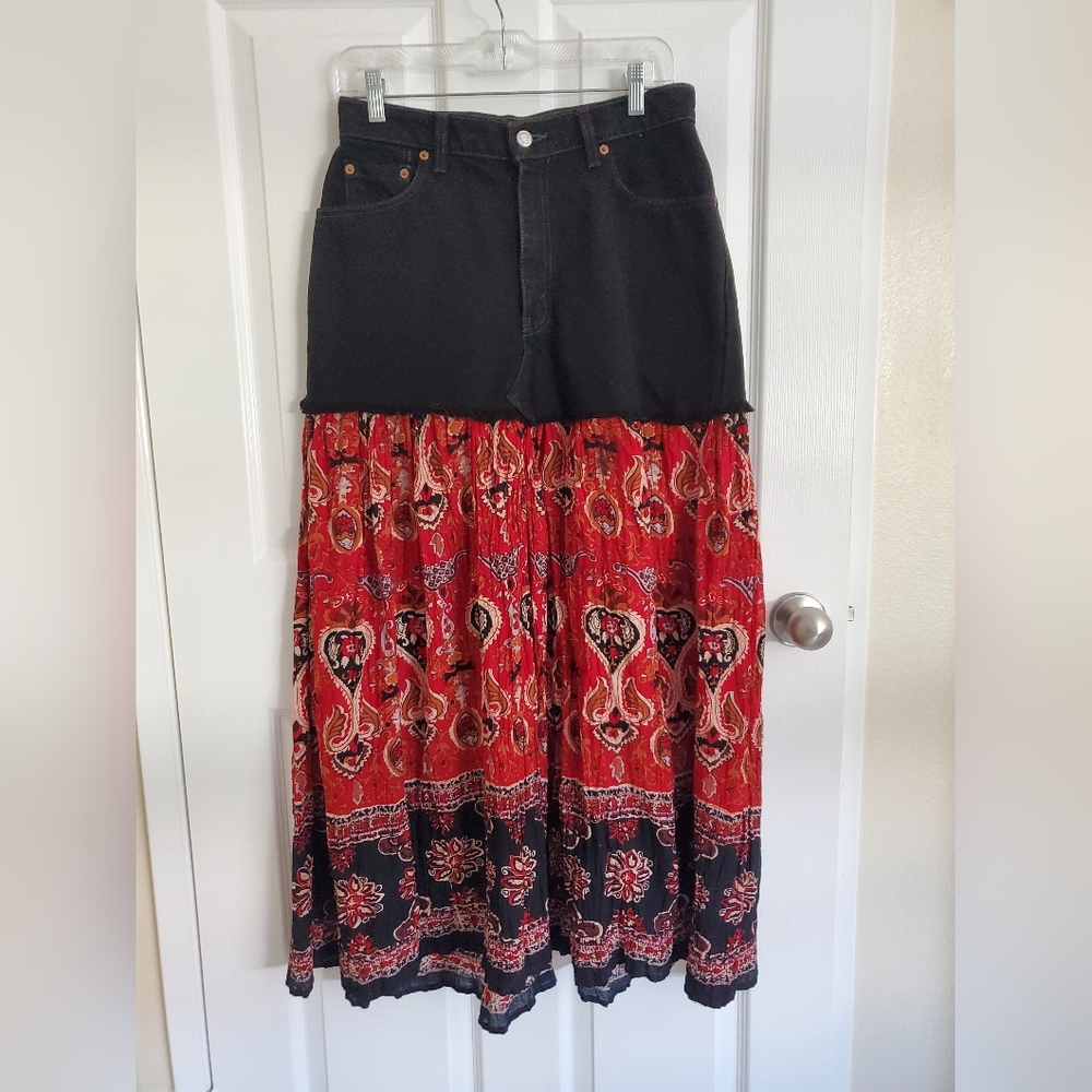 Levis Black and Red Patterned Women's Skirt
